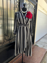 Cargar imagen en el visor de la galería, Maxi vestido rayas negro &amp; blanco

