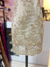 Cargar imagen en el visor de la galería, Vestido encaje beige &amp; dorado
