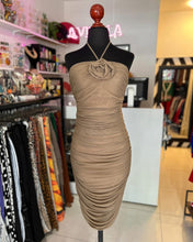 Cargar imagen en el visor de la galería, Vestido midi drapeado camel
