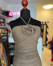 Cargar imagen en el visor de la galería, Vestido midi drapeado camel
