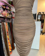 Cargar imagen en el visor de la galería, Vestido midi drapeado camel
