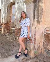 Cargar imagen en el visor de la galería, Vestido cruzado blanco lunares
