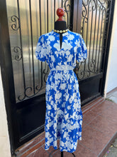 Cargar imagen en el visor de la galería, Vestido floral azul con blanco
