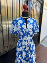 Cargar imagen en el visor de la galería, Vestido floral azul con blanco
