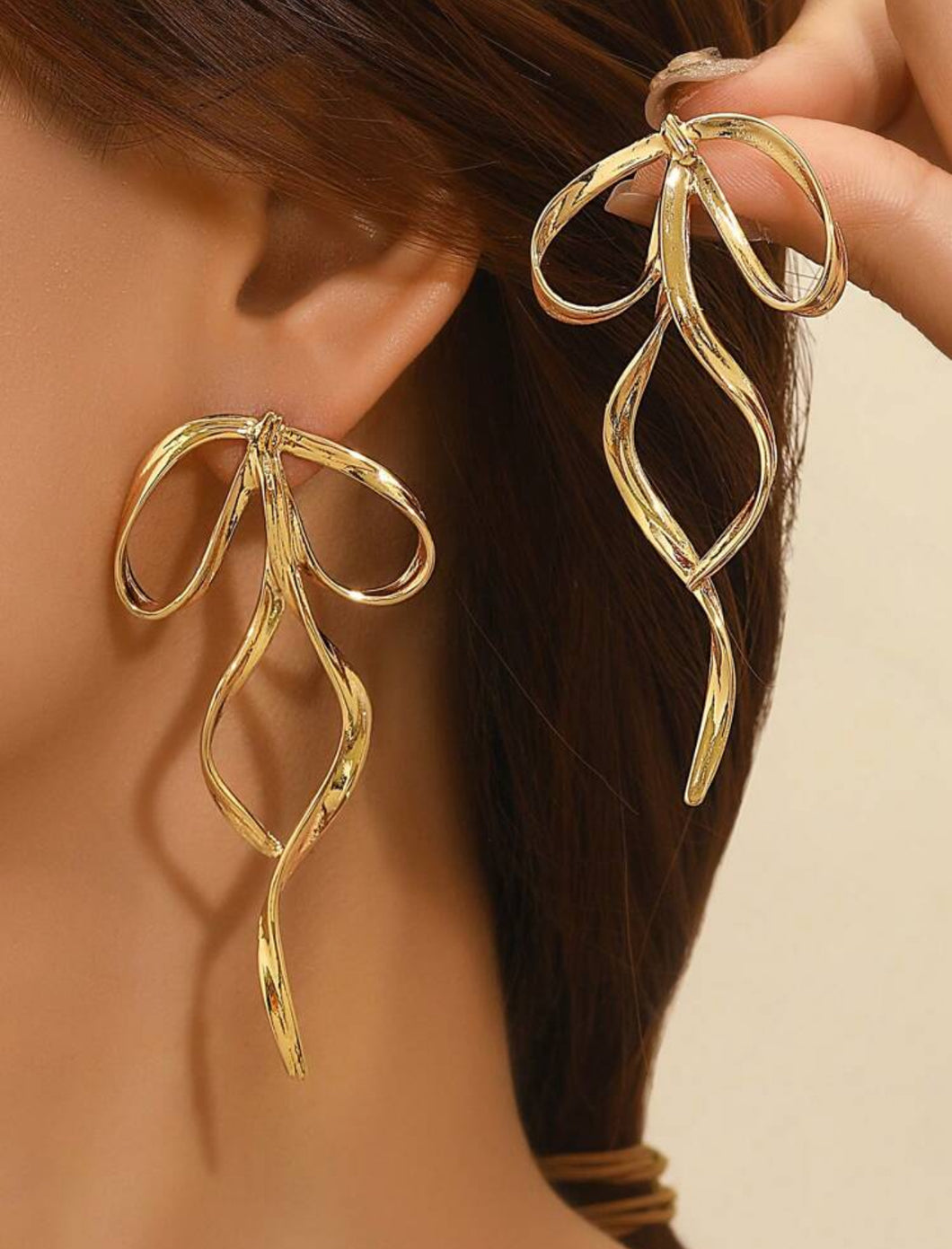 Aretes moños dorados
