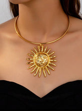 Cargar imagen en el visor de la galería, Gargantilla sol dorado
