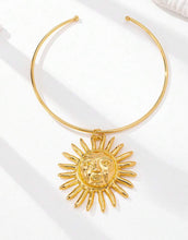 Cargar imagen en el visor de la galería, Gargantilla sol dorado
