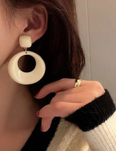 Cargar imagen en el visor de la galería, Aretes cirulos blancos
