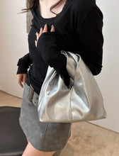 Cargar imagen en el visor de la galería, Bolso plateado efecto piel
