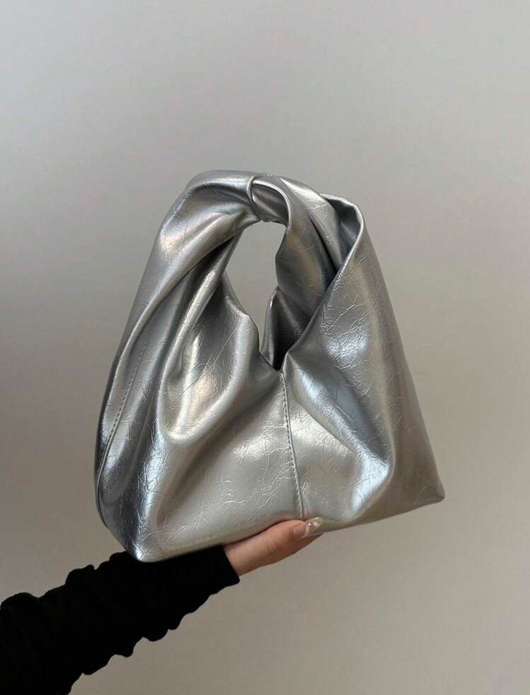 Bolso plateado efecto piel