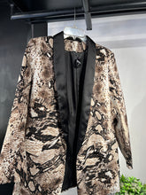 Cargar imagen en el visor de la galería, Blazer Víbora solapa negra
