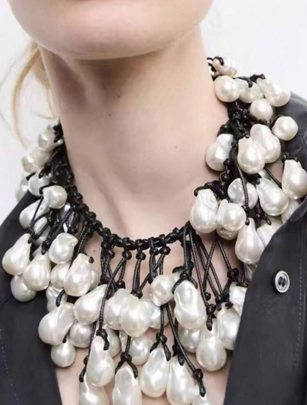 Collar negro con perlas