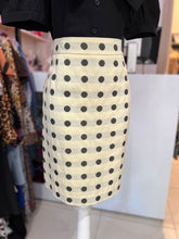 Cargar imagen en el visor de la galería, Falda beige lunares negros
