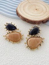Cargar imagen en el visor de la galería, Aretes piedras café
