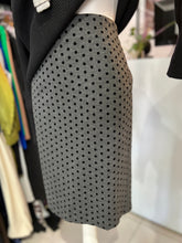 Cargar imagen en el visor de la galería, Falda gris lunares negros
