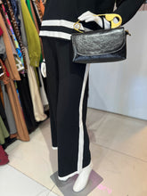 Cargar imagen en el visor de la galería, Set blusa &amp; pantalón negro con blanco
