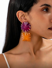 Cargar imagen en el visor de la galería, Aretes colgantes morado &amp; naranja
