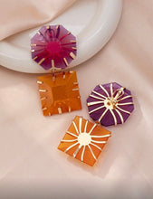Cargar imagen en el visor de la galería, Aretes colgantes morado &amp; naranja
