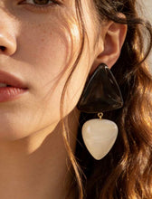 Cargar imagen en el visor de la galería, Aretes bicolor black &amp; white
