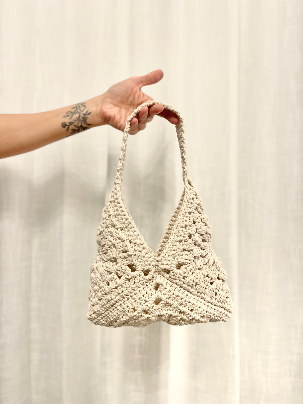 Bolso tejido beige