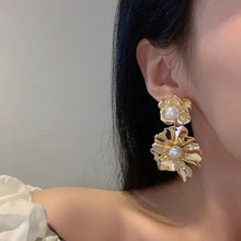 Cargar imagen en el visor de la galería, Aretes flores colgantes doradas  con perla

