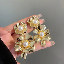Cargar imagen en el visor de la galería, Aretes flores colgantes doradas  con perla
