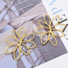 Cargar imagen en el visor de la galería, Aretes flores doradas
