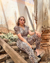 Cargar imagen en el visor de la galería, Set blusa &amp; pantalón leopardo
