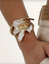 Cargar imagen en el visor de la galería, Brazalete flor blanca
