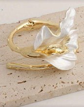 Cargar imagen en el visor de la galería, Brazalete flor blanca
