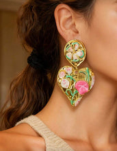 Cargar imagen en el visor de la galería, Aretes corazones flores rosas
