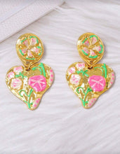 Cargar imagen en el visor de la galería, Aretes corazones flores rosas
