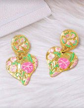 Cargar imagen en el visor de la galería, Aretes corazones flores rosas
