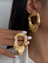 Cargar imagen en el visor de la galería, Aretes dorados asimétricos

