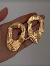 Cargar imagen en el visor de la galería, Aretes dorados asimétricos

