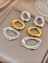 Cargar imagen en el visor de la galería, Aretes colgantes dorado con plateado
