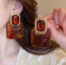 Cargar imagen en el visor de la galería, Aretes colgantes carey con dorado
