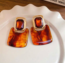 Cargar imagen en el visor de la galería, Aretes colgantes carey con dorado
