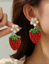 Cargar imagen en el visor de la galería, Aretes colgantes fresas
