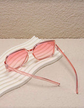 Cargar imagen en el visor de la galería, Lentes de sol rosa
