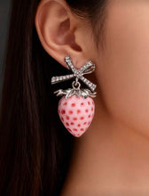 Cargar imagen en el visor de la galería, Aretes mini fresas plateadas
