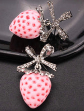 Cargar imagen en el visor de la galería, Aretes mini fresas plateadas
