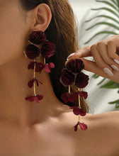 Cargar imagen en el visor de la galería, Aretes flores tinto
