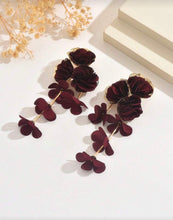 Cargar imagen en el visor de la galería, Aretes flores tinto
