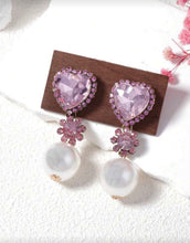 Cargar imagen en el visor de la galería, Aretes colgantes cristales &amp; perla
