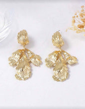 Cargar imagen en el visor de la galería, Aretes dorados flores
