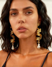 Cargar imagen en el visor de la galería, Aretes dorados con perla

