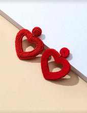 Cargar imagen en el visor de la galería, Aretes corazones rojos
