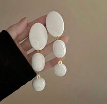 Cargar imagen en el visor de la galería, Aretes colgantes blancos
