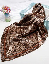 Cargar imagen en el visor de la galería, Pashmina animal print
